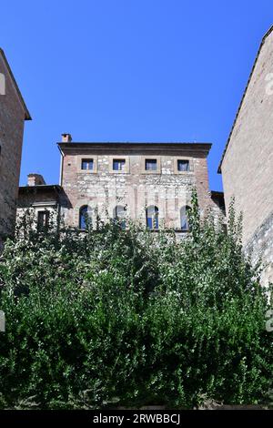 La façade d'un ancien palais à Montepulciano, un village médiéval en Toscane, Italie. Banque D'Images