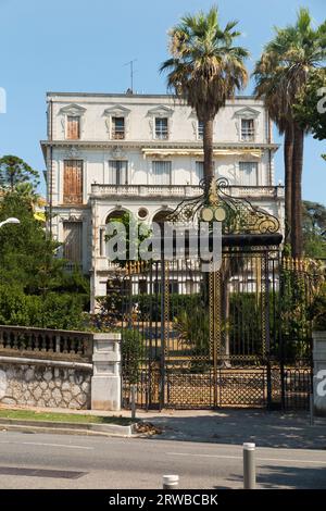 Grande et imposante maison, grand bloc, architecture typique pour la Côte d'Azur / Côte d'Azur bâtiment de caractère local, à Nice. France. (135) Banque D'Images