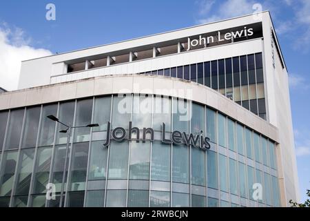 Bâtiment John Lewis contre le ciel bleu dans le centre-ville d'Exeter Banque D'Images