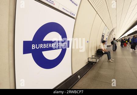 La gare de Bond Street a été transformée en gare de Burberry Street pour la durée de la Fashion week de Londres. Les enseignes présentent le « bleu chevalier », une teinte introduite par le directeur de la création Daniel Lee, comme l'un des nouveaux symboles de Burberry de la maison, au Royaume-Uni Banque D'Images