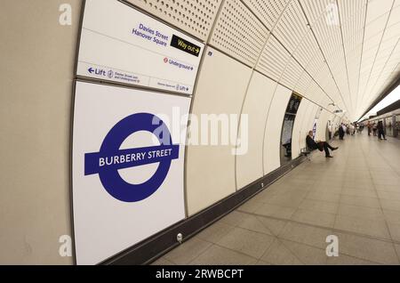 La gare de Bond Street a été transformée en gare de Burberry Street pour la durée de la Fashion week de Londres. Les enseignes présentent le « bleu chevalier », une teinte introduite par le directeur de la création Daniel Lee, comme l'un des nouveaux symboles de Burberry de la maison, au Royaume-Uni Banque D'Images