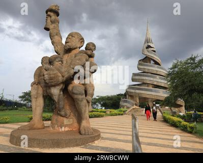 Yaoundé. 14 septembre 2023. Cette photo prise le 14 septembre 2023 montre le Monument de la réunification (R) et une sculpture à Yaoundé, Cameroun. Située sur les zones vallonnées du centre du Cameroun à une altitude de 750 mètres, Yaoundé est la capitale et la deuxième plus grande ville du Cameroun. Crédit : Dong Jianghui/Xinhua/Alamy Live News Banque D'Images