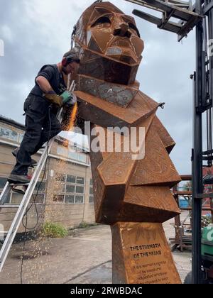 Le célèbre sculpteur Luke Perry met la touche finale à sa dernière pièce, « Strength of the hijab », qui a été commandée pour donner de la visibilité aux femmes qui portent le hijab car elles sont largement sous-représentées. Considéré comme la première sculpture au monde d'une femme dans un hijab, l'impressionnant monument sera installé dans le quartier de Smethwick à Birmingham, à la frontière du Black Country le mois prochain. Date de la photo : lundi 18 septembre 2023. Banque D'Images