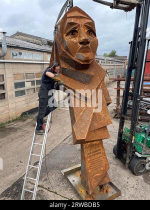 Le célèbre sculpteur Luke Perry met la touche finale à sa dernière pièce, « Strength of the hijab », qui a été commandée pour donner de la visibilité aux femmes qui portent le hijab car elles sont largement sous-représentées. Considéré comme la première sculpture au monde d'une femme dans un hijab, l'impressionnant monument sera installé dans le quartier de Smethwick à Birmingham, à la frontière du Black Country le mois prochain. Date de la photo : lundi 18 septembre 2023. Banque D'Images