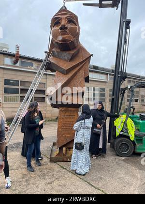 Le célèbre sculpteur Luke Perry met la touche finale à sa dernière pièce, « Strength of the hijab », qui a été commandée pour donner de la visibilité aux femmes qui portent le hijab car elles sont largement sous-représentées. Considéré comme la première sculpture au monde d'une femme dans un hijab, l'impressionnant monument sera installé dans le quartier de Smethwick à Birmingham, à la frontière du Black Country le mois prochain. Date de la photo : lundi 18 septembre 2023. Banque D'Images