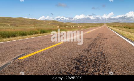 Autoroute rurale à travers Nebraska Sandhills sur une journée ensoleillée de fin d'été, voyage ou concept de voyage Banque D'Images