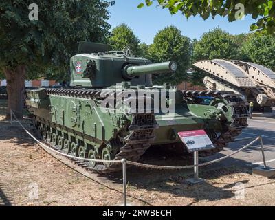 Un Churchill AVRE (Armoured Vehicle Royal Engineers) des années 1940 et 1950 exposé devant le Royal Engineers Museum, Gillingham, Kent, Royaume-Uni. Banque D'Images