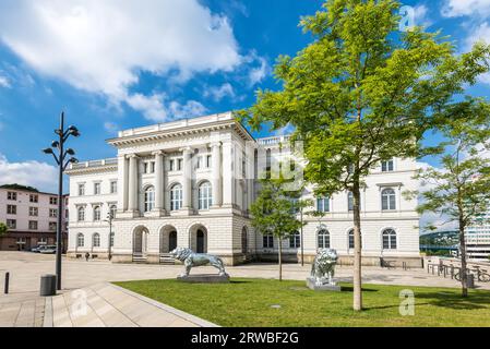 Wuppertal, Allemagne - 2 juin 2022 : bâtiment du gouvernement de la Direction fédérale des chemins de fer (Bundesbahndirektion) à Wuppertal, Rhénanie du Nord-Westphalie, GER Banque D'Images