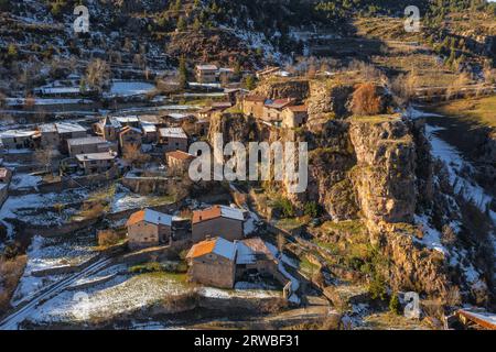 Vue aérienne de la ville enneigée de Querforadat en hiver, sur le versant nord de Cadí (Alt Urgell, Lleida, Catalogne, Espagne, Pyrénées) Banque D'Images