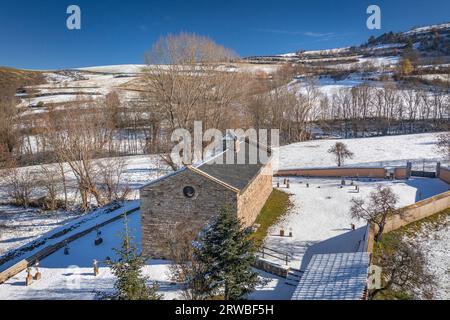 Vue aérienne de l'ermitage de Sant Genís de Montellà et des champs enneigés environnants en hiver. Cerdanya, Lleida, Catalogne, Espagne, Pyrénées Banque D'Images