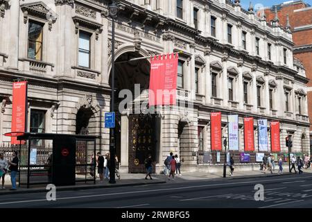 Entrée de Burlington House. Londres Royaume-Uni Banque D'Images