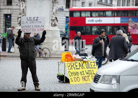 Les participants se rassemblent avec des pancartes lors d'une manifestation contre l'expansion de la zone à ultra-faibles émissions (ULEZ) de Londres autour de Trafalgar Square à Londres. Banque D'Images