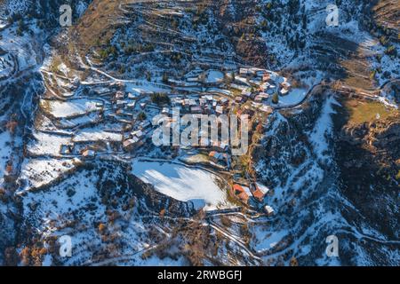 Vue aérienne de la ville enneigée de Querforadat en hiver, sur le versant nord de Cadí (Alt Urgell, Lleida, Catalogne, Espagne, Pyrénées) Banque D'Images