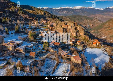 Vue aérienne de la ville enneigée de Querforadat en hiver, sur le versant nord de Cadí (Alt Urgell, Lleida, Catalogne, Espagne, Pyrénées) Banque D'Images