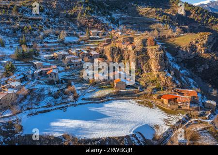 Vue aérienne de la ville enneigée de Querforadat en hiver, sur le versant nord de Cadí (Alt Urgell, Lleida, Catalogne, Espagne, Pyrénées) Banque D'Images