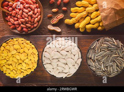 Assortiment de snacks populaires égyptiens graines de tournesol, graines de pastèque, graines de citrouille et cacahuètes salées. Vue de dessus avec gros plan. Banque D'Images