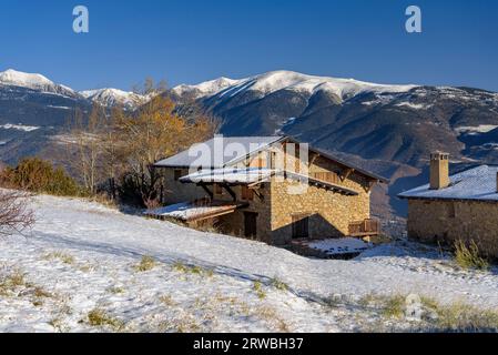 Village enneigé d'Estana par une froide matinée d'hiver (Cerdanya, Lleida, Catalogne, Espagne, Pyrénées) ESP : Pueblo de Estana nevado en una mañana Fría Banque D'Images