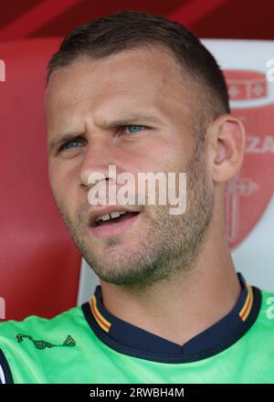 Monza, Italie. 17 septembre 2023. Alexis Blin de l’US Lecce regarde depuis le nbench avant de débuter le match de Serie A au U-Power Stadium, Monza. Le crédit photo devrait se lire : Jonathan Moscrop/Sportimage crédit : Sportimage Ltd/Alamy Live News Banque D'Images