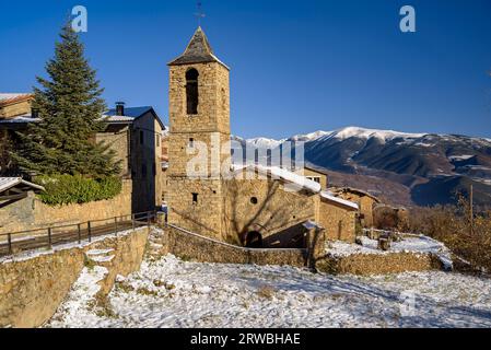 Village enneigé d'Estana par une froide matinée d'hiver (Cerdanya, Lleida, Catalogne, Espagne, Pyrénées) ESP : Pueblo de Estana nevado en una mañana Fría Banque D'Images