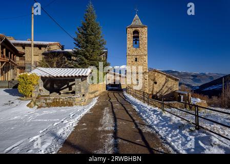 Village enneigé d'Estana par une froide matinée d'hiver (Cerdanya, Lleida, Catalogne, Espagne, Pyrénées) ESP : Pueblo de Estana nevado en una mañana Fría Banque D'Images