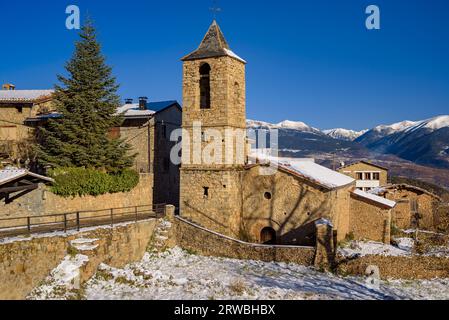 Village enneigé d'Estana par une froide matinée d'hiver (Cerdanya, Lleida, Catalogne, Espagne, Pyrénées) ESP : Pueblo de Estana nevado en una mañana Fría Banque D'Images