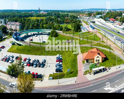 Boucle en montgolfière surélevée bidirectionnelle sur piliers et P+R, parking Park and Ride dans le quartier périphérique Kurdawnow à Cracovie, Pologne. Antenne v Banque D'Images