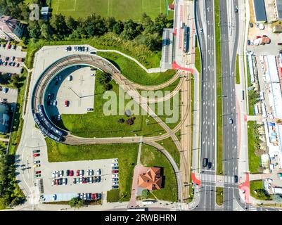 Boucle en montgolfière surélevée bidirectionnelle sur piliers et P+R, parking Park and Ride dans le quartier périphérique Kurdawnow à Cracovie, Pologne. Antenne v Banque D'Images