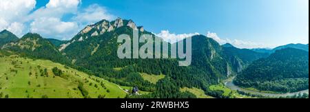 Pologne. Montagnes Pieniny avec le plus haut sommet Trzy Korony (là Crows) et le début de la gorge de la rivière Dunajec et la Slovaquie sur la droite. W Banque D'Images