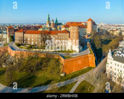 Cracovie. Pologne. Château de Wawel et cathédrale avec tours et chapelle Sigismond avec dôme doré. Tours Sandomierska et Senatorska. Promenades et promenade Banque D'Images