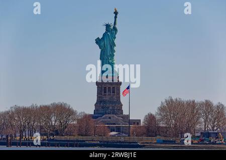 Statue de la liberté vue du Liberty State Park, New Jersey : le côté rarement vu de Lady Liberty. Banque D'Images