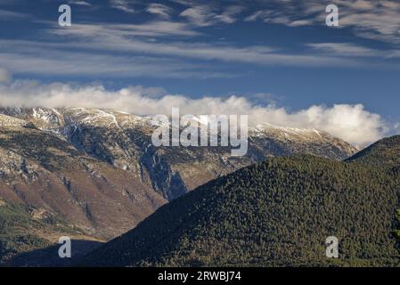 Face sud de la chaîne de montagnes Serra del Cadí avec un peu de neige et de nuages bas, vue depuis le col du Coll de Port. Alt Urgell Lleida, Catalogne Espagne Banque D'Images