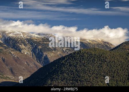 Face sud de la chaîne de montagnes Serra del Cadí avec un peu de neige et de nuages bas, vue depuis le col du Coll de Port. Alt Urgell Lleida, Catalogne Espagne Banque D'Images