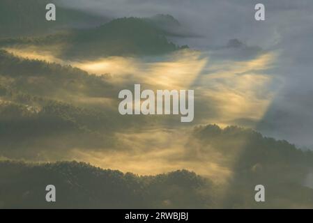 Lever de soleil dans la vallée de Vall de Lord avec brouillard sur le réservoir de Llosa del Cavall. Vu depuis Port del Comte. Solsonès Lleida, Catalogne, Espagne, Pyrénées Banque D'Images