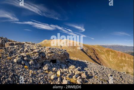 Montagne de Tosa d'Alp en automne vue d'un bunker sur la Línea P (ligne des Pyrénées) (Cerdanya, Catalogne, Espagne, Pyrénées) ESP : Montaña de la Tosa d'Alp Banque D'Images