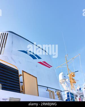 Entonnoir du ferry Scillonian III , qui traverse l'océan Atlantique de Penzance à St Mary's, îles Scilly. Banque D'Images