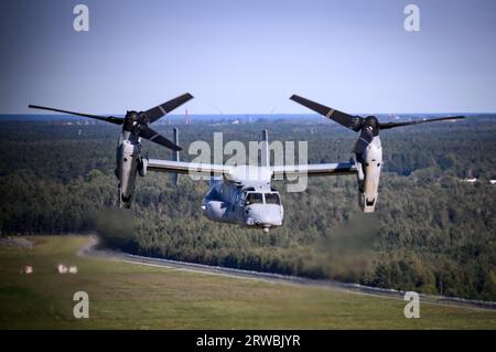 18 septembre 2023, Lettonie, Ventspils (windau) : un Bell-Boeing V-22 Osprey de l'US Navy vole de l'aéroport de Riga au navire américain USS Mesa Verde à l'occasion de la journée des médias de la manœuvre maritime majeure «côtes du Nord 23» dans la mer Baltique au large des côtes de la Lettonie. La manœuvre navale dirigée par les Allemands, qui dure jusqu’au 23 septembre 2023, vise à exercer des procédures tactiques pour la défense nationale et de l’alliance dans les eaux proches du rivage. L'exercice, qui vise également à renforcer la coopération entre les pays de la région de la mer Baltique, implique 3 200 militaires de 14 pays. Photo : Bernd von J. Banque D'Images