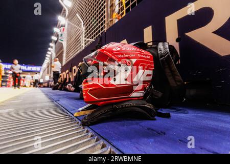 Singapour, Singapour. 17 septembre 2023. Le casque de Charles Leclerc de Monaco et de la Scuderia Ferrari sur la grille avant le Grand Prix F1 de Singapour sur le circuit Marina Bay Street. Crédit : SOPA Images Limited/Alamy Live News Banque D'Images