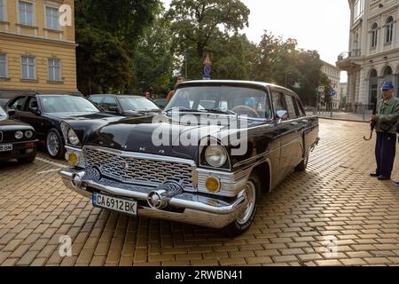 Sofia, Bulgarie - 17 septembre 2023 : défilé rétro d'automne des voitures anciennes ou anciennes, voiture soviétique rétro Chaika GAZ-13 Banque D'Images