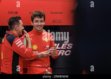 Singapour, Singapour. 17 septembre 2023. Charles Leclerc de Monaco et la Scuderia Ferrari dans le stand garage avant le Grand Prix de F1 de Singapour sur le circuit Marina Bay Street. (Photo George Hitchens/SOPA Images/Sipa USA) crédit : SIPA USA/Alamy Live News Banque D'Images
