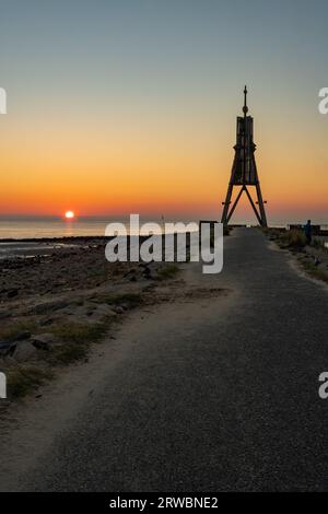 Monument de Kugelbake à Cuxhaven avec soleil bas sur la mer du Nord Banque D'Images