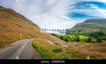 Banc surplombant Ullswater depuis les virages en épingle à cheveux de Martindale Road dans le parc national Lake District près de Howtown, Cumbria, Angleterre, Royaume-Uni Banque D'Images