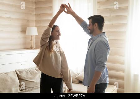 Heureux couple romantique dansant à la maison, profitant du temps libre Banque D'Images