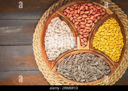 Assortiment de snacks populaires égyptiens graines de tournesol, graines de pastèque, graines de citrouille et cacahuètes salées. Vue de dessus avec gros plan. Banque D'Images