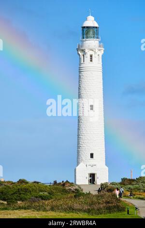 Une image verticale du phare de Cape Leeuwin avec un arc-en-ciel derrière, Cape Leeuwin, Augusta, Australie occidentale. Banque D'Images