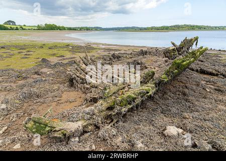 Le chalutier Lowestoft 'Helping Hand' (construit en 1921) a été installé dans la piscine Black Mizen Pool en 1969 à Lawrenny dans le parc national de la côte du Pembrokeshire, au Royaume-Uni Banque D'Images