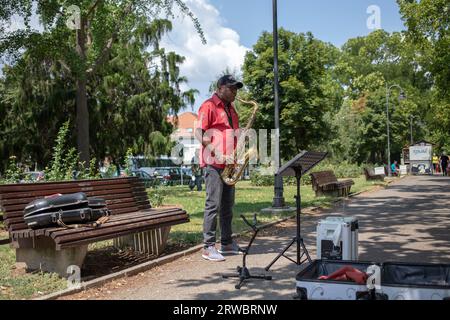 Belgrade, Serbie, 21 juillet 2021 : Portrait d'un musicien de jazz jouant du saxophone sur la promenade du Danube à Zemun Banque D'Images