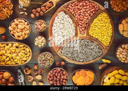 Assortiment de snacks populaires égyptiens graines de tournesol, graines de pastèque, graines de citrouille et cacahuètes salées. Vue de dessus avec gros plan. Banque D'Images