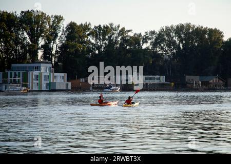 Belgrade, Serbie, 6 septembre 2023 : un jeune couple fait du kayak sur le Danube Banque D'Images