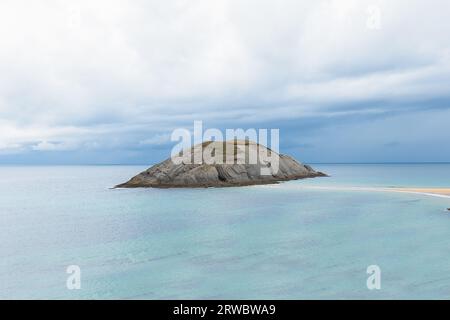 Panorama à couper le souffle de falaise rocheuse en mer en journée ensoleillée d'été à Playa de Covachos en Cantabrie, Espagne Banque D'Images