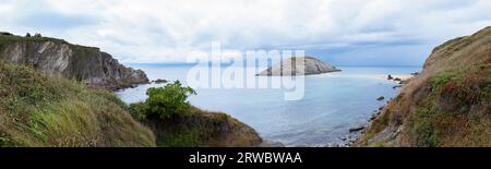 Panorama à couper le souffle de la côte rocheuse avec zone de sable et falaise dans la mer dans la journée ensoleillée d'été à Playa de Covachos en Cantabrie, Espagne Banque D'Images